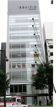 写真1：ビルの壁面広告位置と規模を統一している様子