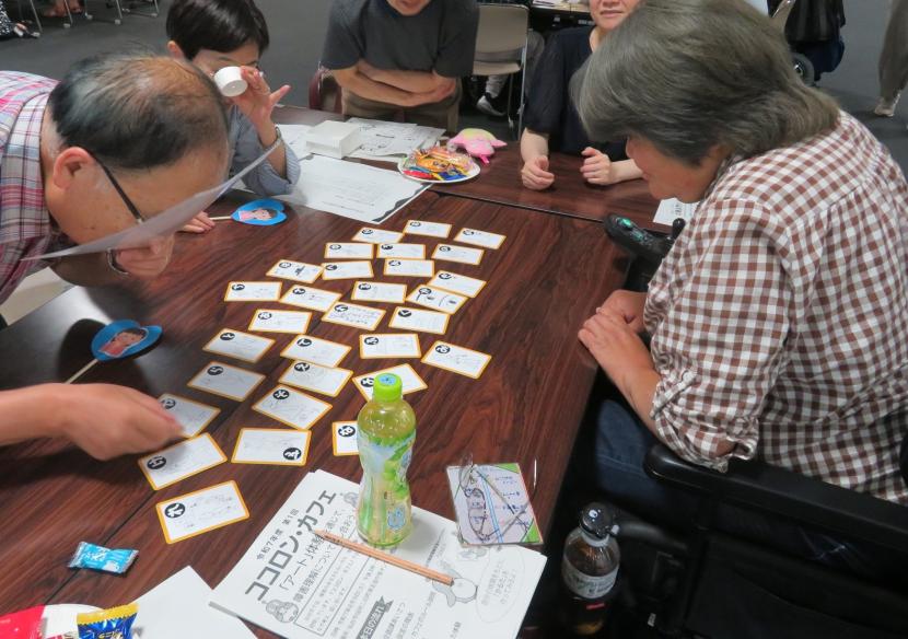 グループで幻聴妄想かるたを体験している写真