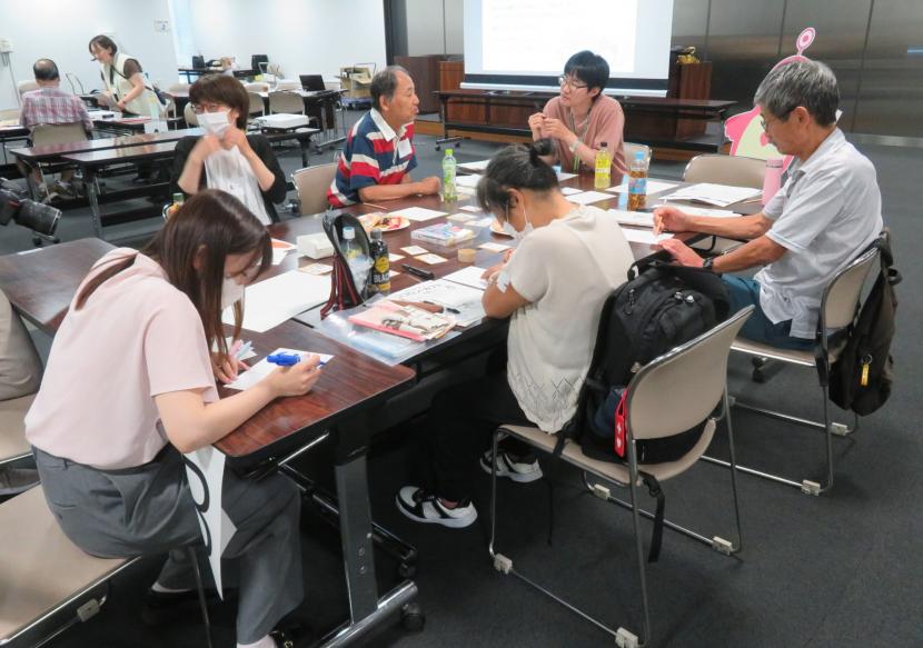 グループで話し合っている写真