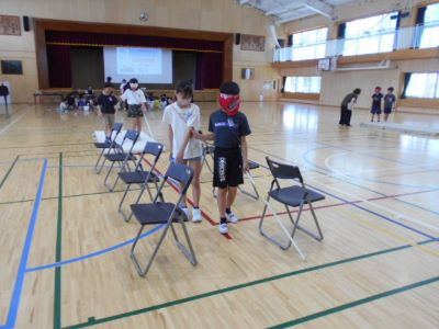 目隠しの状態で白杖体験を行う様子