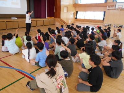 講師から手話を教わる様子