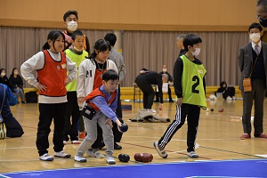 ボールを投げる選手の様子