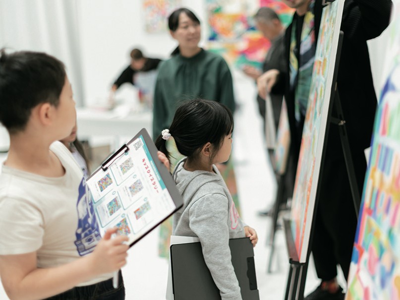 アートを楽しみながら、ユニバーサルデザインについて学ぶ様子