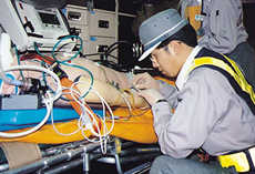 救命処置訓練を行う救急隊員の画像