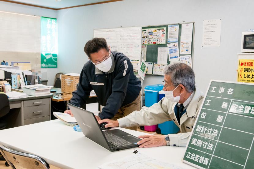 業務中の従業員二人