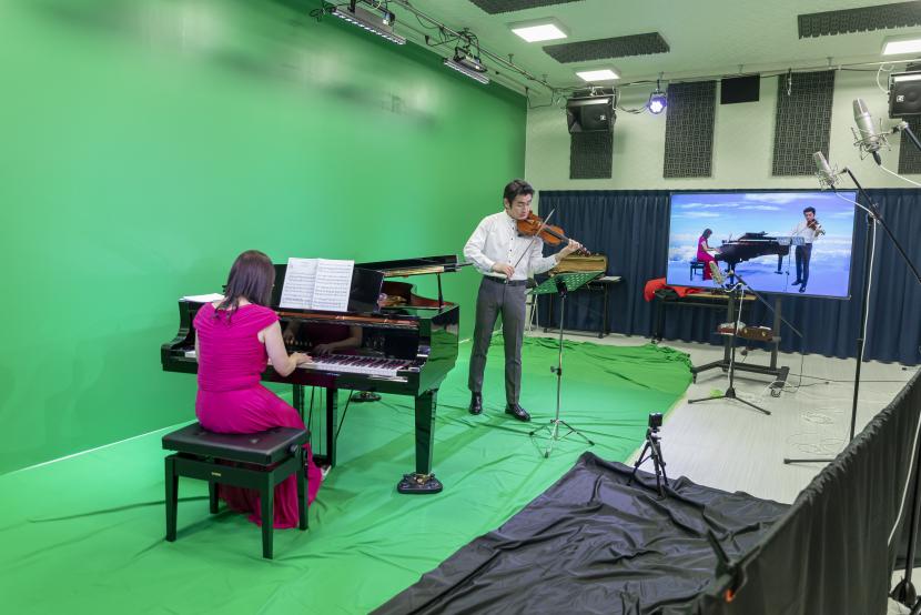 ピアノとバイオリン演奏動画撮影中の様子写真