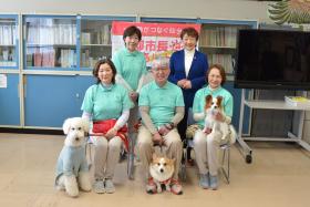 エーキューブのみなさんと市長との集合写真