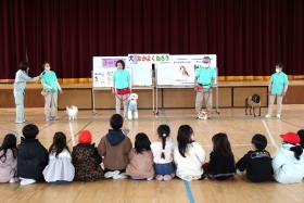 犬との正しいふれあい方を学ぶ