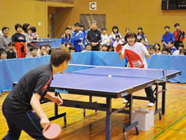 playing takkyu with Ai Fukuhara