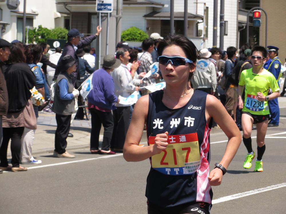 沿道の声援を受けながら力走する選手。（写真は光州広域市選手）