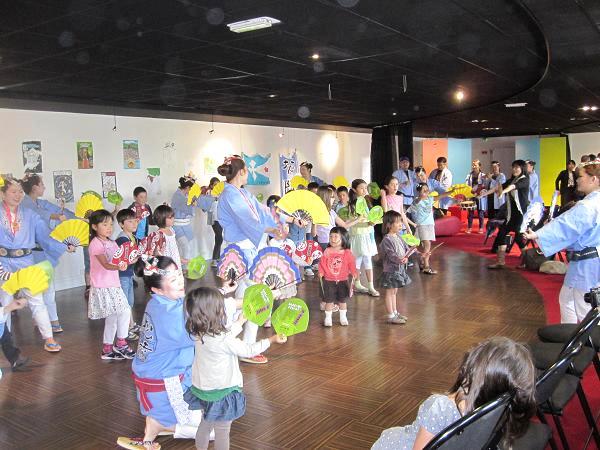 レンヌ日本語授業補習校にて、祭連による演舞の様子
