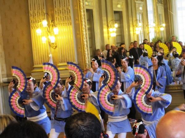 すずめ踊りの演舞の様子