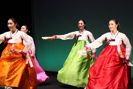 左：「教坊舞」。色とりどりの衣装を身にまとって披露された優雅な舞踊に、多くの拍手が送られました。