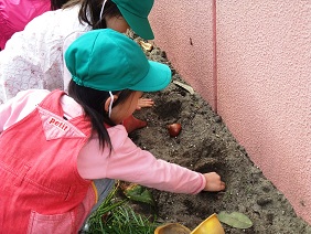 支倉保育所の子供たちによる植え付けの様子