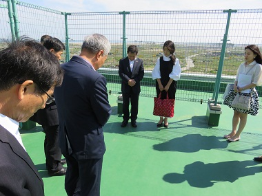 荒浜小学校屋上での黙祷の写真