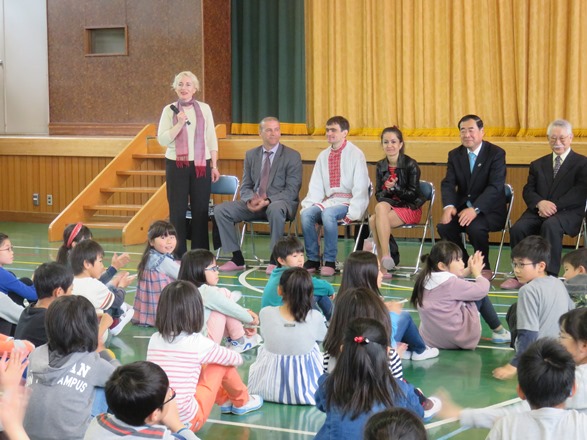 八木山小を訪問する選手たち