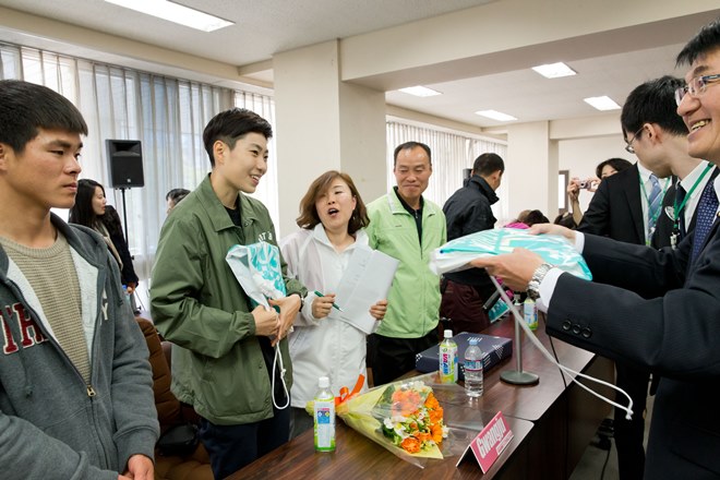 伊藤副市長からユニフォーム寄贈