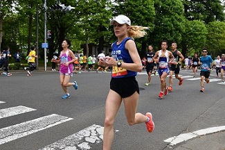 力走するミンスク市女子選手