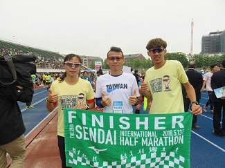 完走後、爽やかな笑顔の台南市選手団