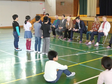 ミンスク市選手団による八木山南小学校訪問の様子