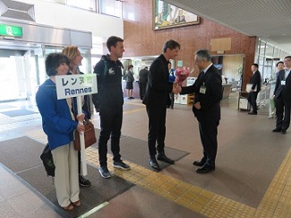 文化観光局長より歓迎の花束が贈られました