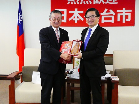 台南市代理市長より藤本副市長に記念品の贈呈