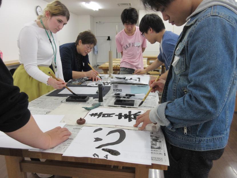 日本語学校の留学生たちと書道で交流