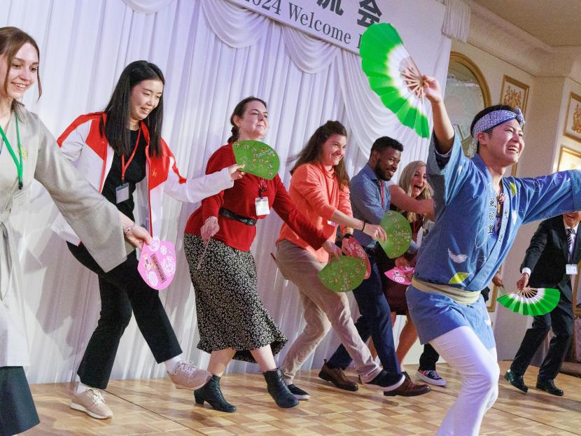 国際姉妹都市等交流会ですずめ踊りを体験する各都市選手団