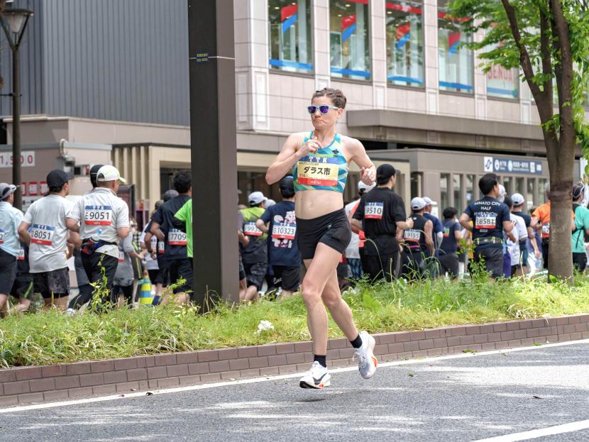 定禅寺通を力走するダラス市女子選手