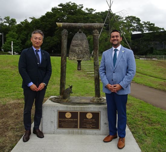 記念モニュメント前で記念撮影