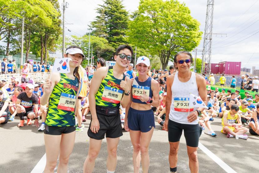 スタート前の様子（写真は光州広域市、ダラス市男女選手）