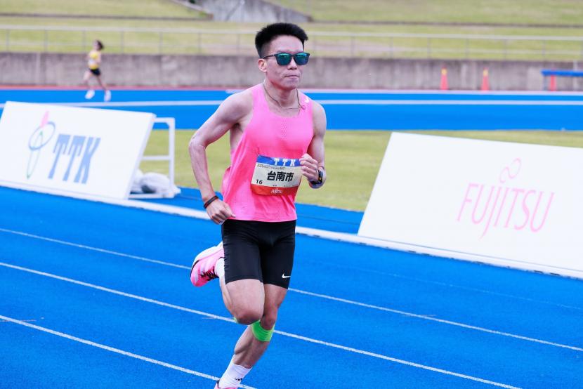 コースを力走する台南市男子選手