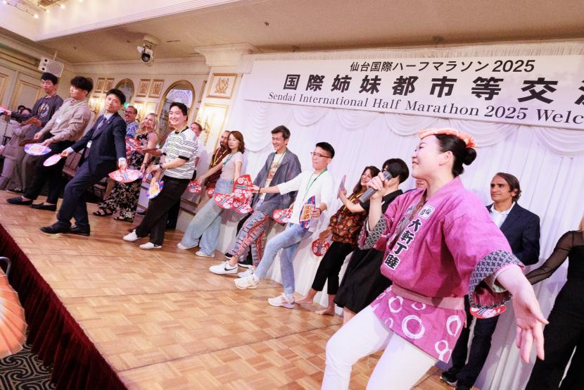 国際姉妹都市等交流会ですずめ踊りを体験する各都市選手団