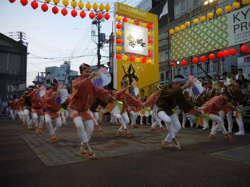 すずめ踊り演舞の様子2