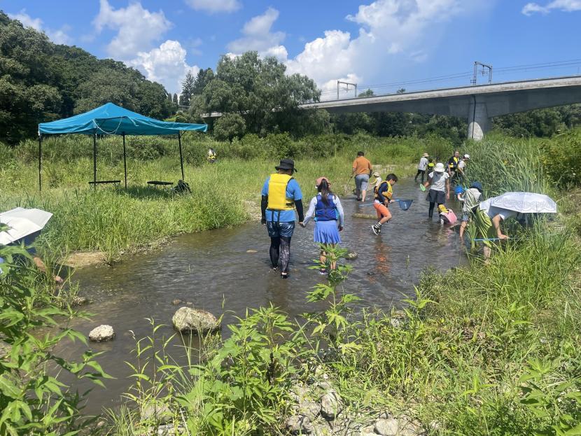 広瀬川での川遊びの様子