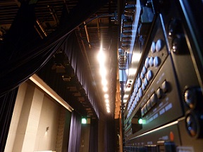 改修工事の様子　新しくなった舞台照明と操作機器　令和4年11月