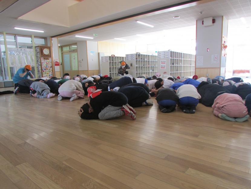 姿勢を低くし頭部を守っている写真