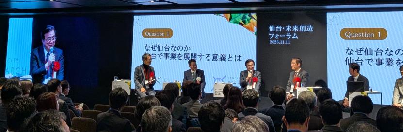 冨永総長（写真中央）