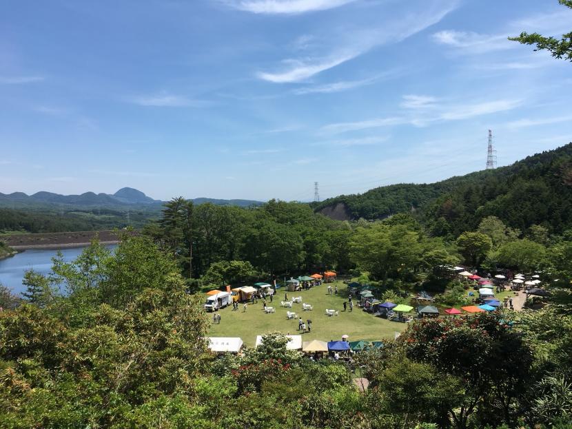 98_緑に囲まれた芝生広場