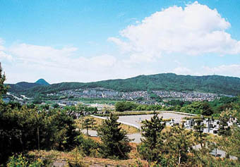 東西に尾根が連なる蕃山と、遠く太白山を望む写真