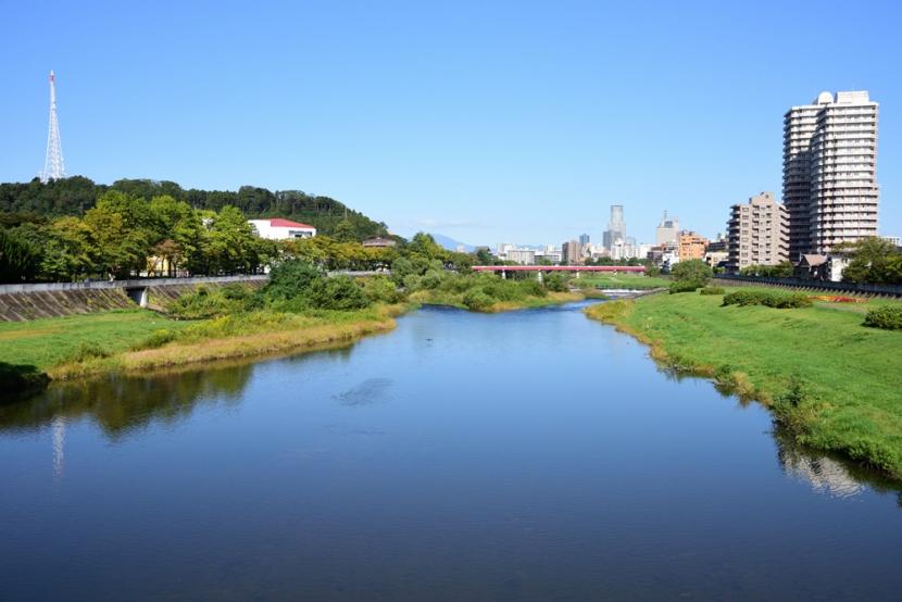 広瀬川の清流と大年寺山