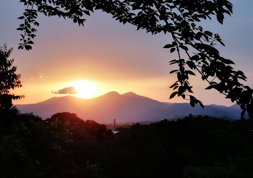 夕日が沈みかける泉ケ岳の眺望（撮影：伊藤誠）