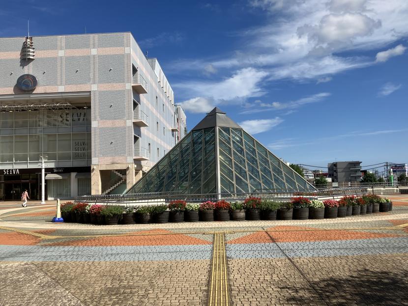 モニュメント「ピラミッドの泉」