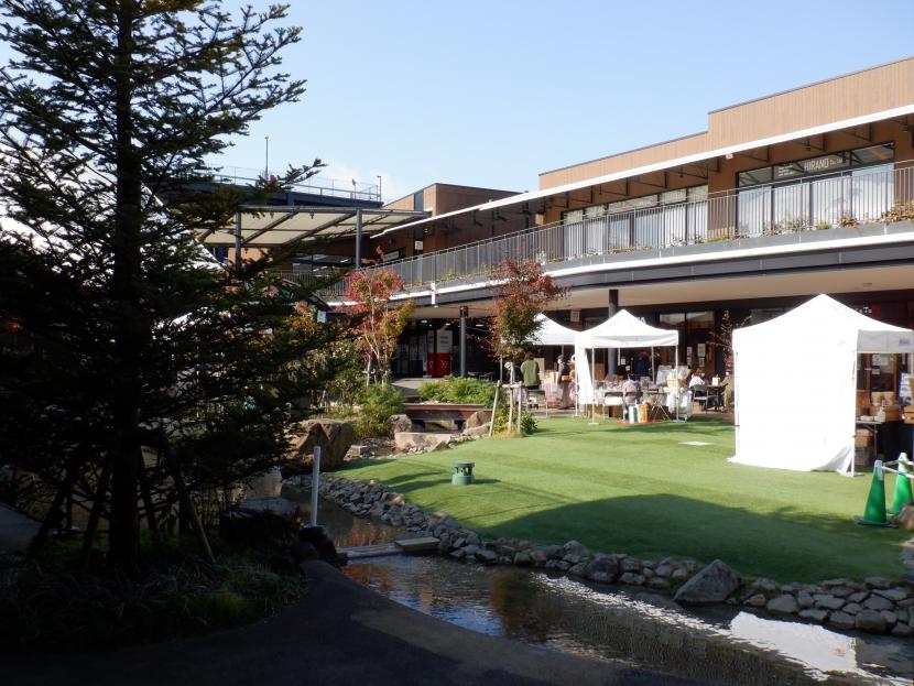 敷地内を流れる小川