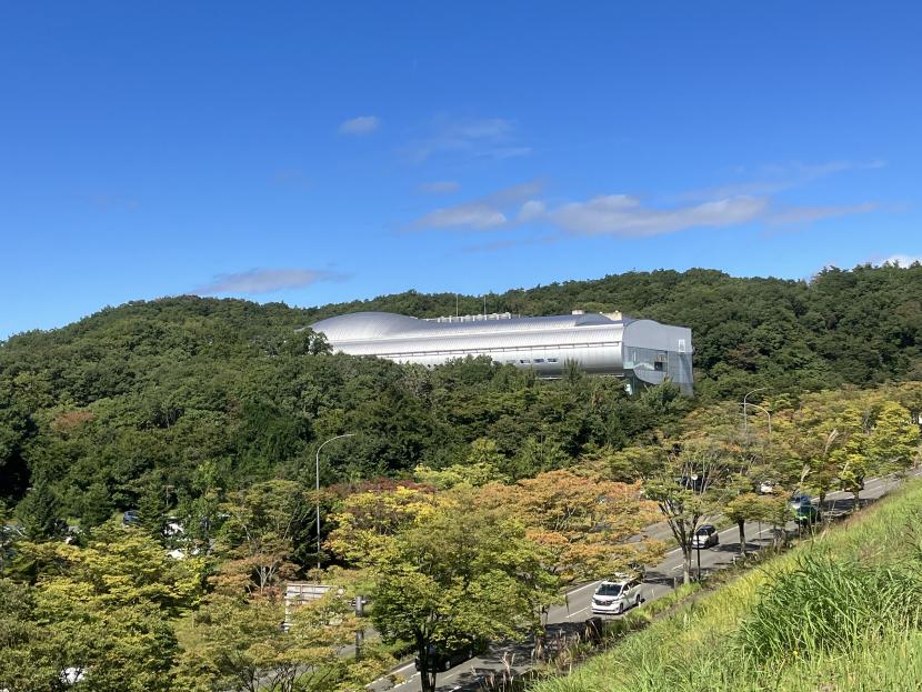 木々に囲まれた宮城県図書館