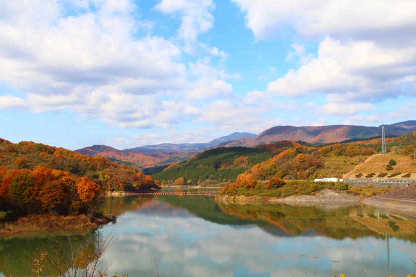 湖水に紅葉の風景が広がる