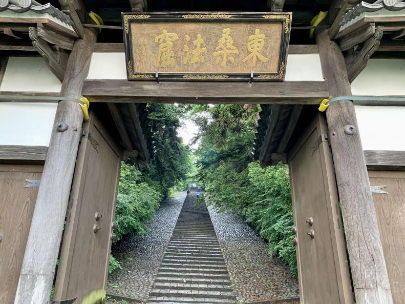 惣門と奥につづく石段（撮影：白石晴彦）