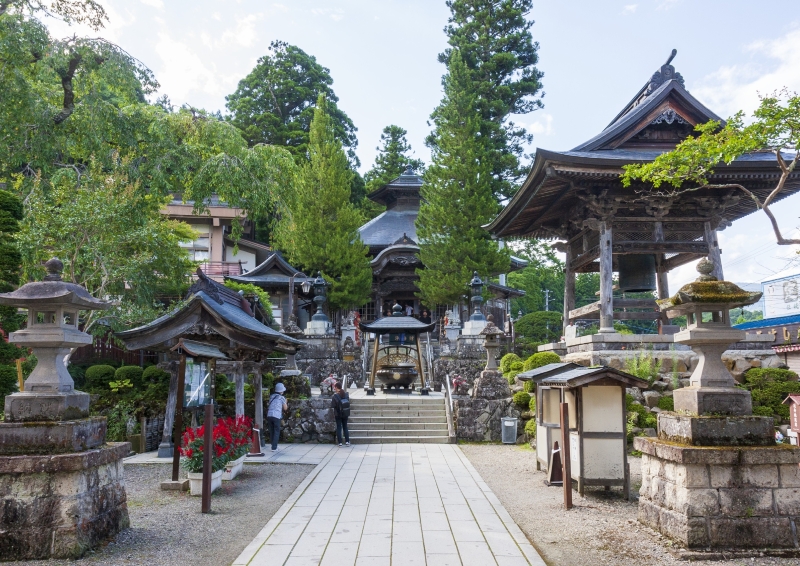 木々に囲まれた御廟貞能堂