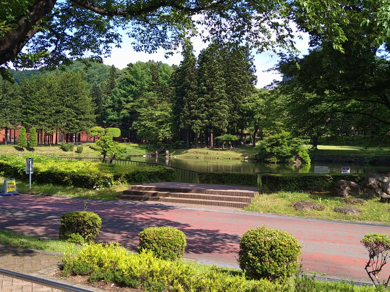 蒸溜所中央の池には優雅な白鳥も（撮影：平塚幸子）