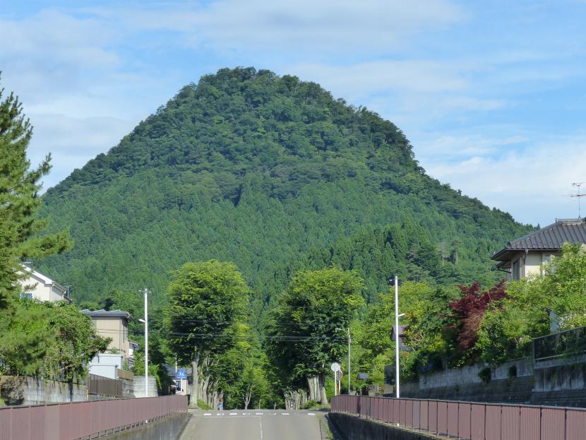 太白団地から見た太白山